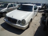 Dezmembrez Mercedes E200